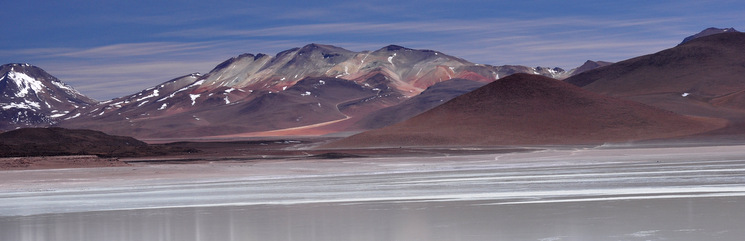 Laguna Blanca y montañas multicolores al fondo
