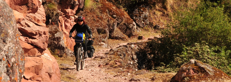 Judit on the single track down to Valle Colorado