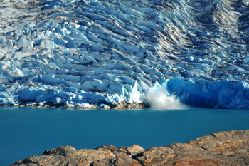 Bloque de hielo cayendo