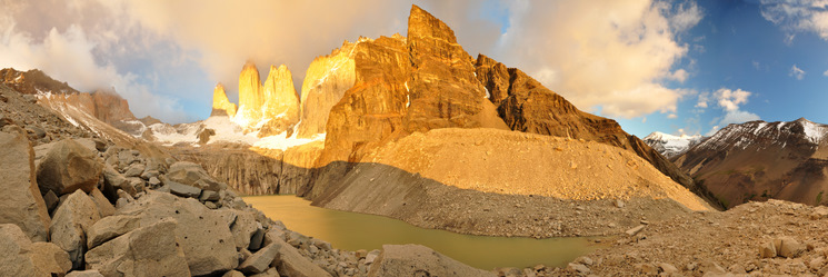 Panorama de Las Torres del Paine al amanecer
